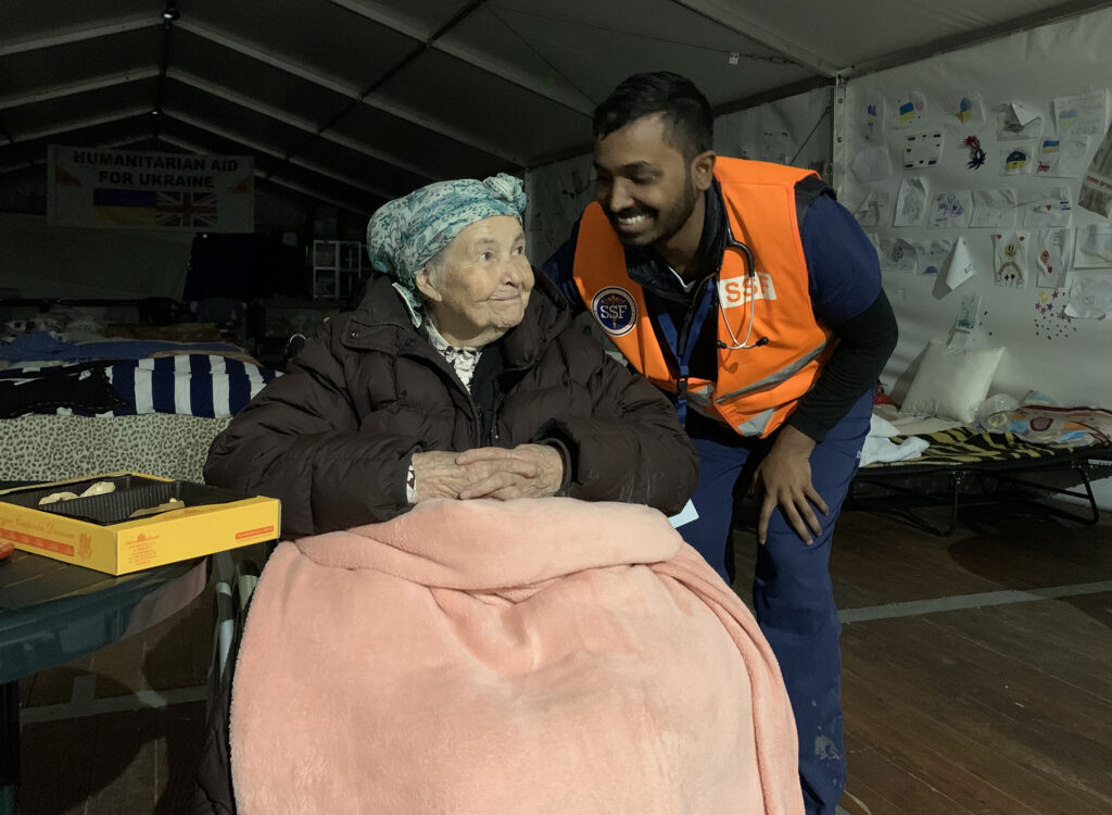 Dr. Chaitanya Rojulpote, an internal medicine resident at The Wright Center for ʼһ Medical Education, provided treatment to Nina, an 86-year-old grandmother, who was on the verge of collapse when she arrived at the refugee camp in Medyka, Poland.